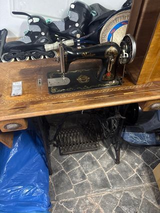 Máquina de coser antigua decorada