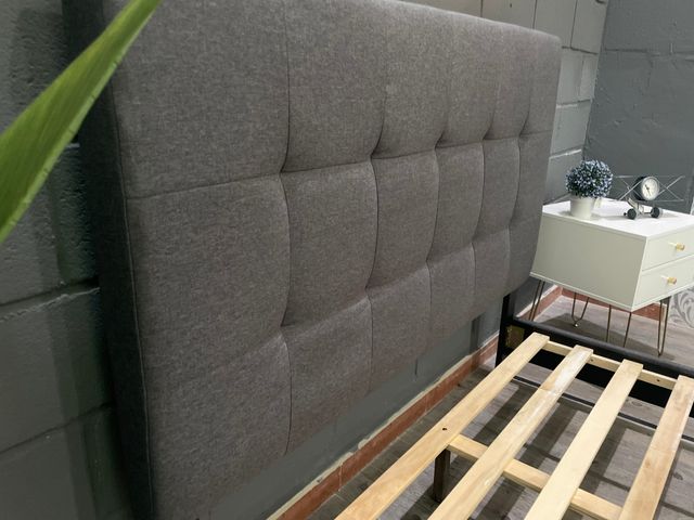 Cama con somier y cabecero.