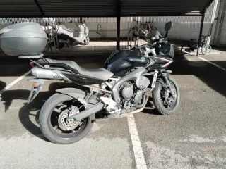 Moto negra con maleta. 56000km Yamaha F6 Fazer