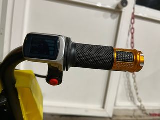 Triciclo eléctrico infantil amarillo