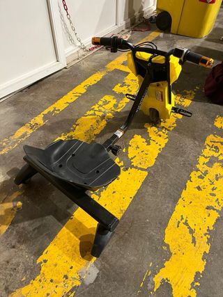 Triciclo eléctrico infantil amarillo