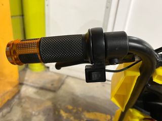 Triciclo eléctrico infantil amarillo