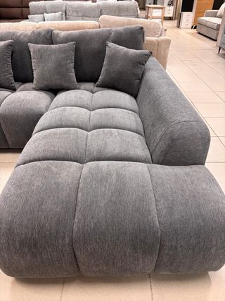 Sofá doble chesslong con cojines