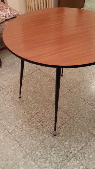 1 Mesa café redonda mármol. 2 Mesas altas madera