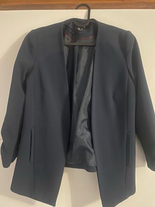 Americana azul marino con mangas fruncidas