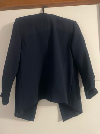 Americana azul marino con mangas fruncidas