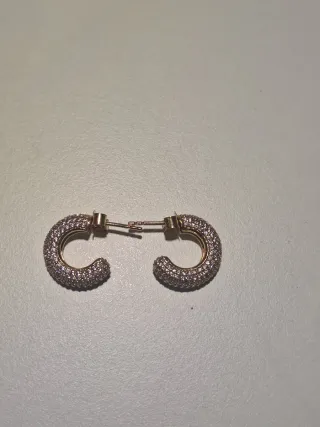 Pendientes de aro bañados en oro con circonitas