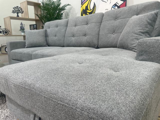 Elegante chaise longue nuevo con patas de madera