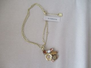 Collar Liz Claiborne floral oro y rosa