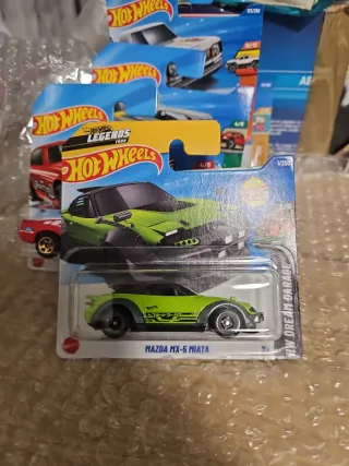 Hot Wheels Mazda MX-5 Miata HW Dream Garage