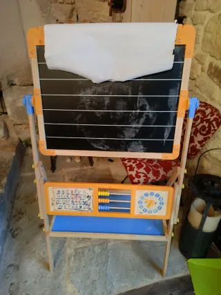 Pizarra infantil de madera con accesorios