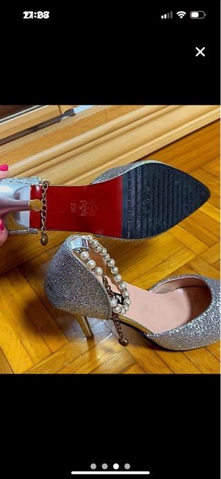 Zapatos de tacón plateados con perlas