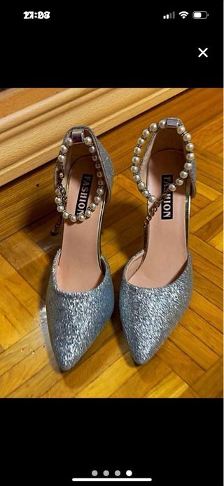 Zapatos de tacón plateados con perlas