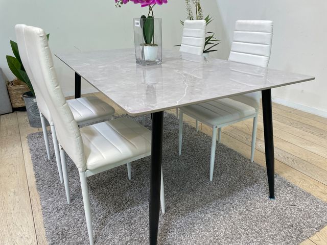 Conjunto de comedor con mesa de cristal templado efecto mármol y sillas en polipiel