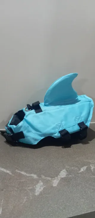 Salvagente a forma di squalo per cani