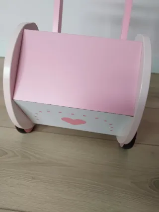 Carrito de juguete de madera rosa
