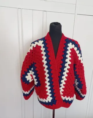 Chaqueta crochet roja, azul y blanca
