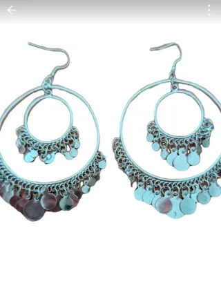 Pendientes largos plateados con círculos