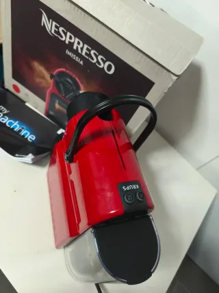 Cafetera Nespresso Inissia Roja