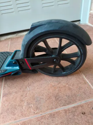 Patinete Oxelo Town 9, casco oxelo a juego.