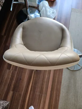 Sgabelli da bar marroni e argentati elevati