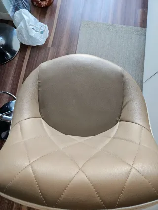 Sgabelli da bar marroni e argentati elevati