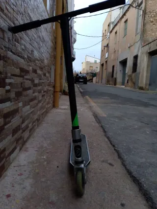 Patinete manual plateado