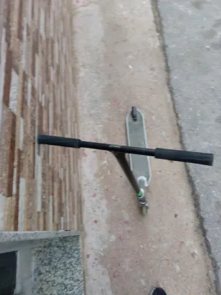 Patinete manual plateado