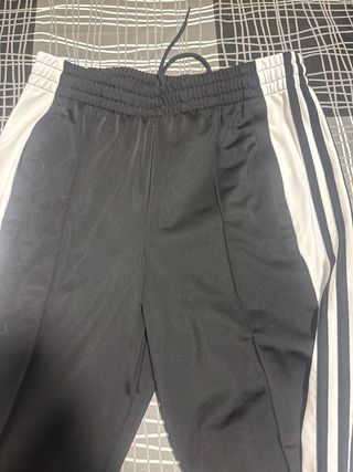 Pantalones Adidas negros y blancos