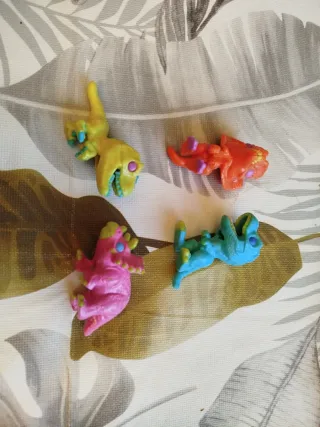 4 Figuras Kinder Joy Jurassic Park mini funko