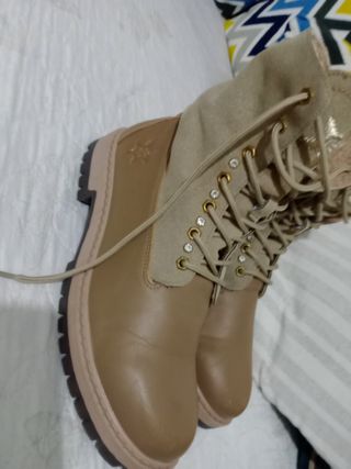 Stivali beige con lacci