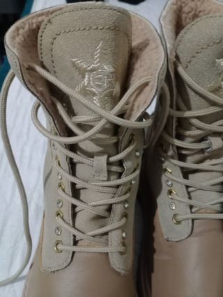 Stivali beige con lacci