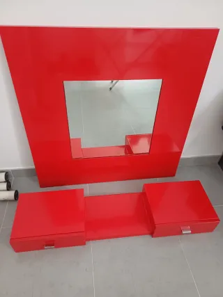 Mueble de entrada rojo con espejo