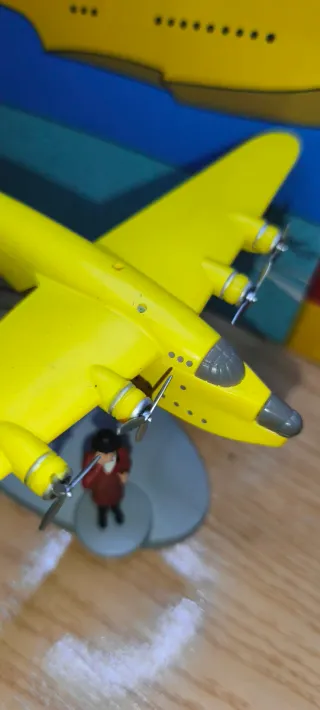Figurita Tintín Avión Amarillo