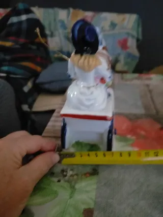 Carroza de porcelana con figura de dama