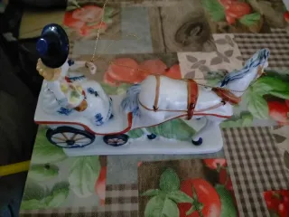 Carroza de porcelana con figura de dama