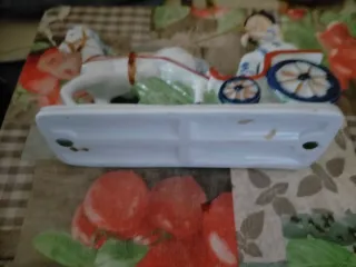 Carroza de porcelana con figura de dama