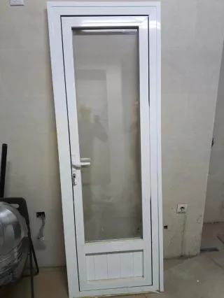 Puerta aluminio con cristal
