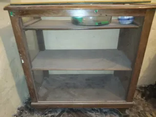 Vitrina antigua de castaño