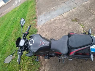 Moto Deportiva Negra kawasaki z900 año 2021