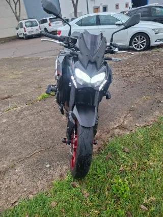 Moto Deportiva Negra kawasaki z900 año 2021