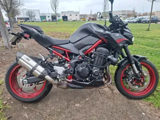 Moto Deportiva Negra kawasaki z900 año 2021