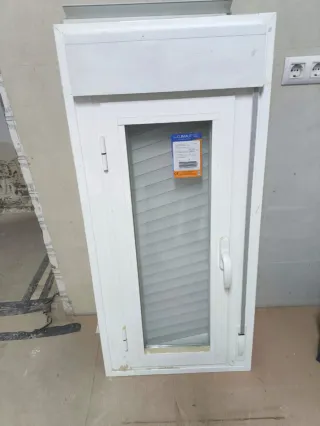 Ventana blanca con persiana