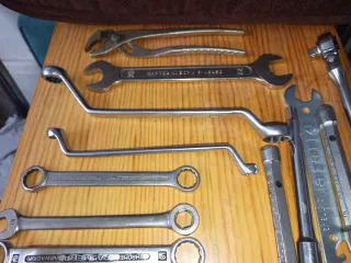 Juego de llaves y herramientas mecánica.