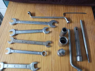 Juego de llaves y herramientas mecánica.