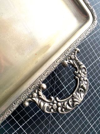 Bandeja antigua metal plateado con asas