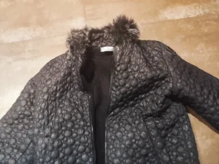 Abrigo Nekenia corto negro con pelo