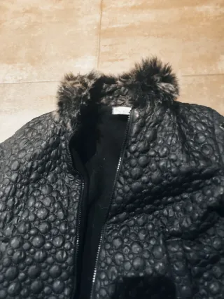 Abrigo Nekenia corto negro con pelo