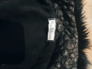 Abrigo Nekenia corto negro con pelo