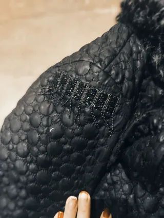 Abrigo Nekenia corto negro con pelo